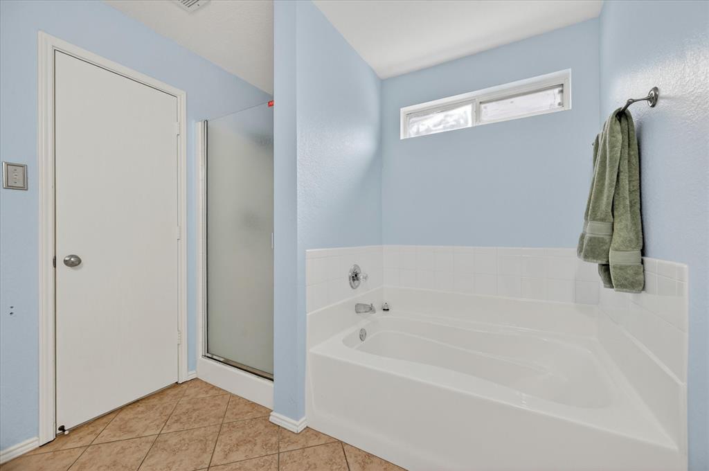 2540 Blue Myrtle Way Dallas, TX 75212 - Photo 18 of 32 Downstairs full bathroom