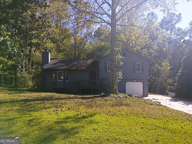 a view of a house with a yard