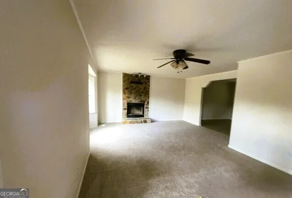 a view of empty room with a ceiling fan