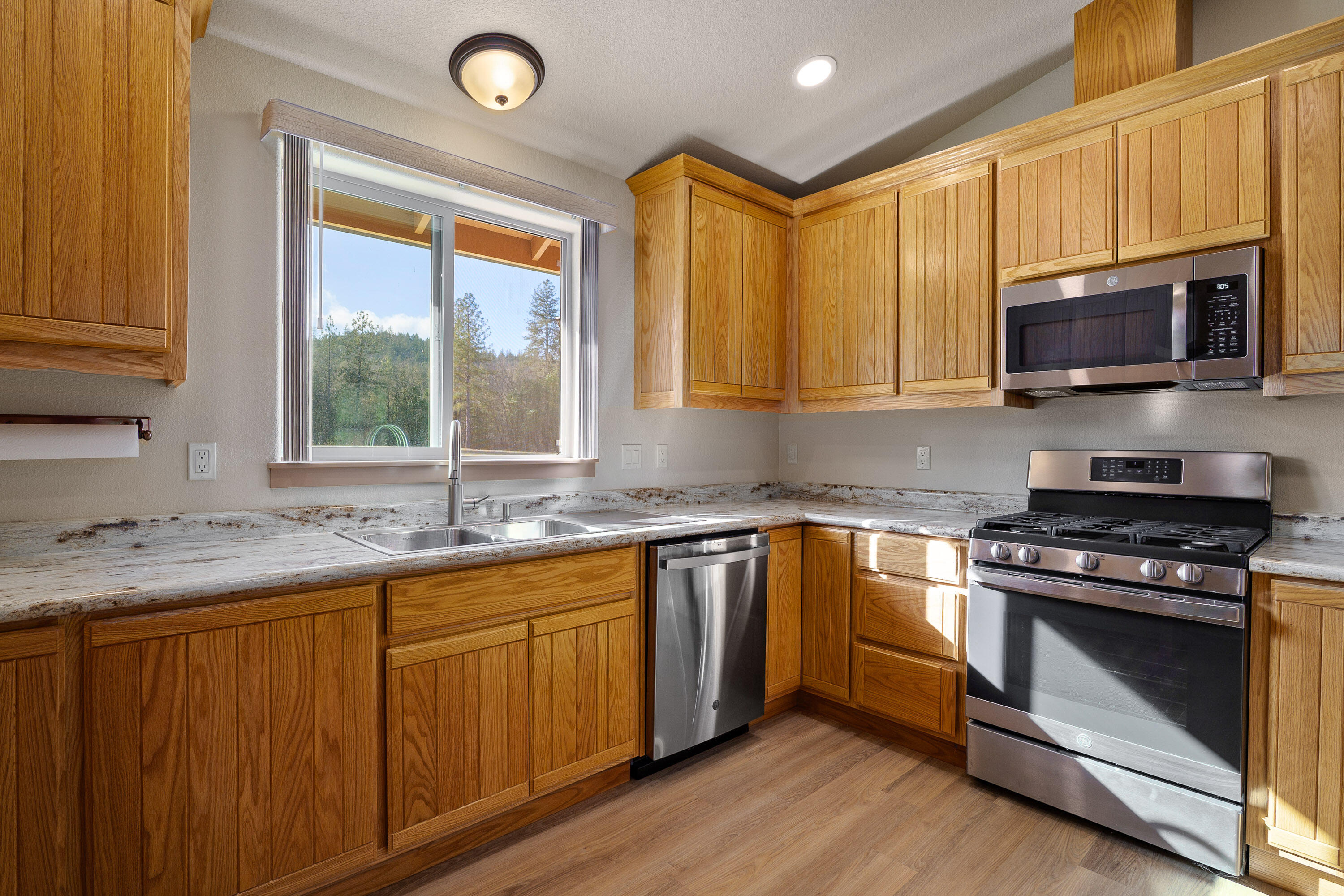 2410 Robertson Bridge Road Grants Pass, OR 97526 - Photo 13 of 46 RB Final (14)