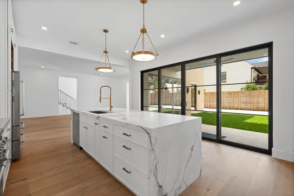 $1,575,000 | 309 Avenue Of Oaks Street, Houston, TX 77009