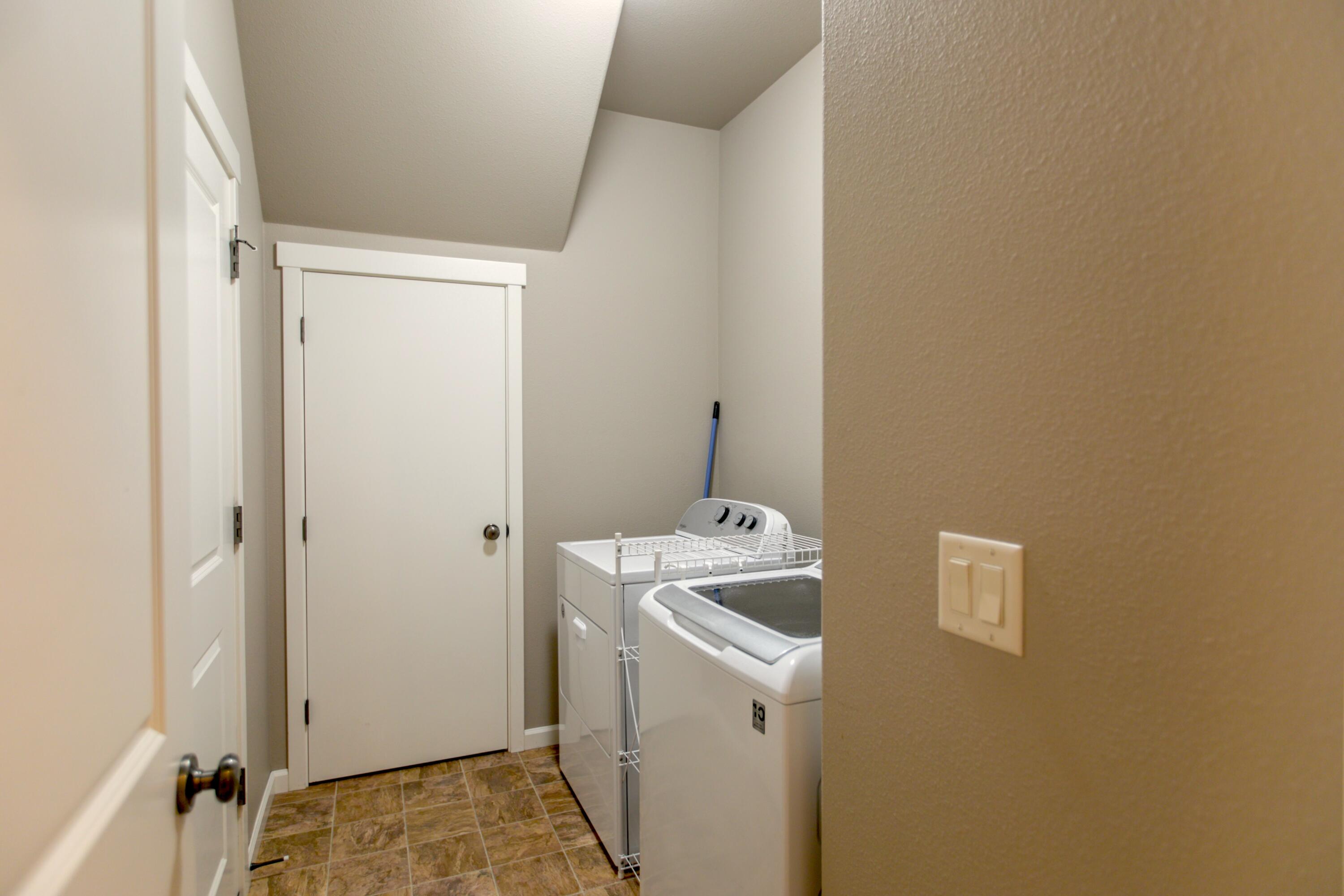 63796 Stanley Way Bend, OR 97701 - Photo 13 of 31 Laundry_downstairs