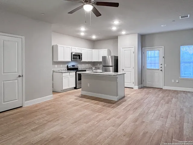 $1,400 | 13002 Reid Meadows, Live Oak, TX 78233