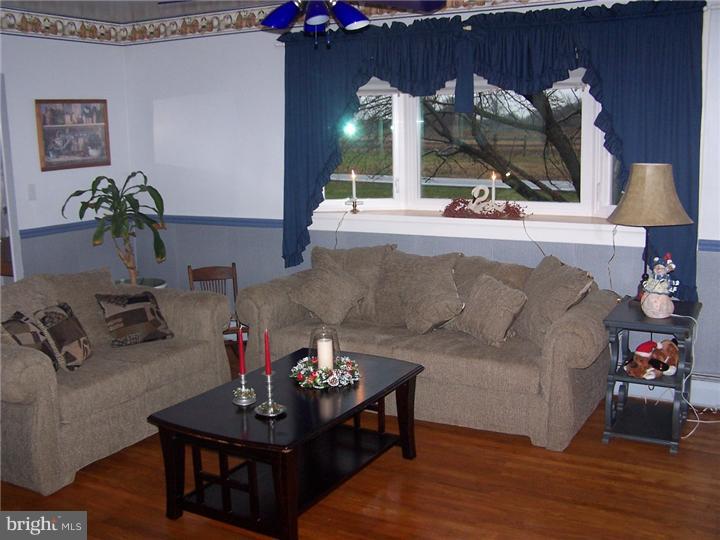 2810 Upper Ridge Road Pennsburg, PA 18073 - Photo 8 of 12 Living Room