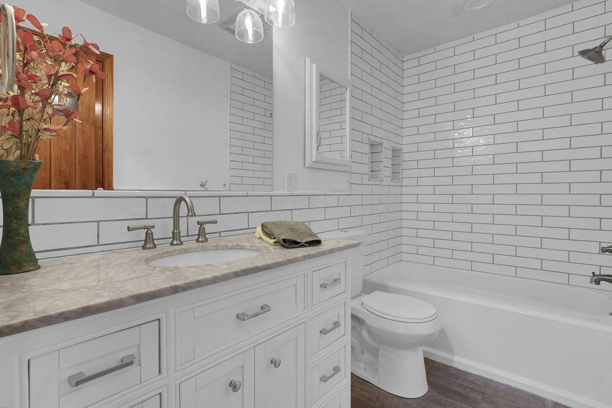 5583 Durrett Road Orient, OH 43146 - Photo 27 of 63 Hall bathroom