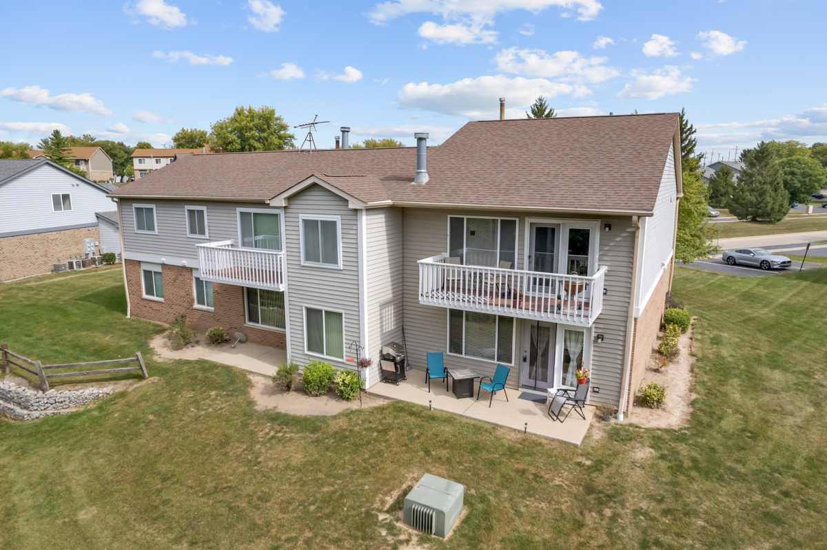 320 Crestview Drive, Unit B Wauconda, IL 60084 - Photo 5 of 28 front view of a house with a yard