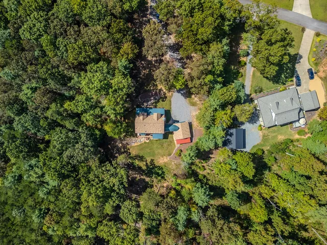 a view of a backyard