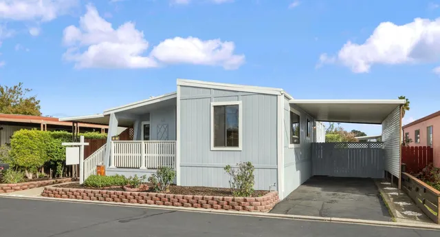a view of back yard of the house