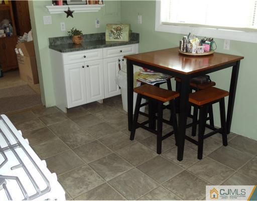 18 Windsor Road Edison, NJ 08817 - Photo 11 of 21