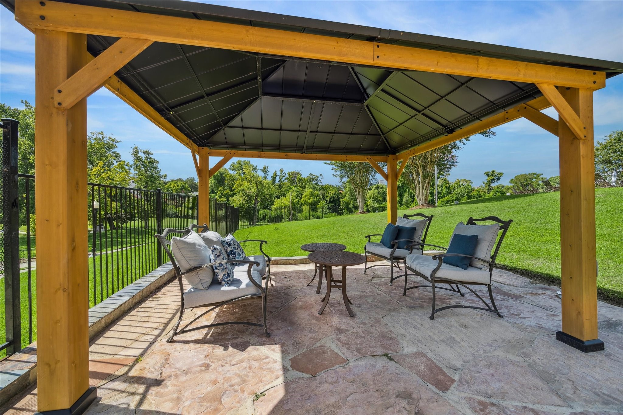 5353 Memorial Drive, Unit 1017 Houston, TX 77007 - Photo 13 of 23 a view of chairs and table in the patio