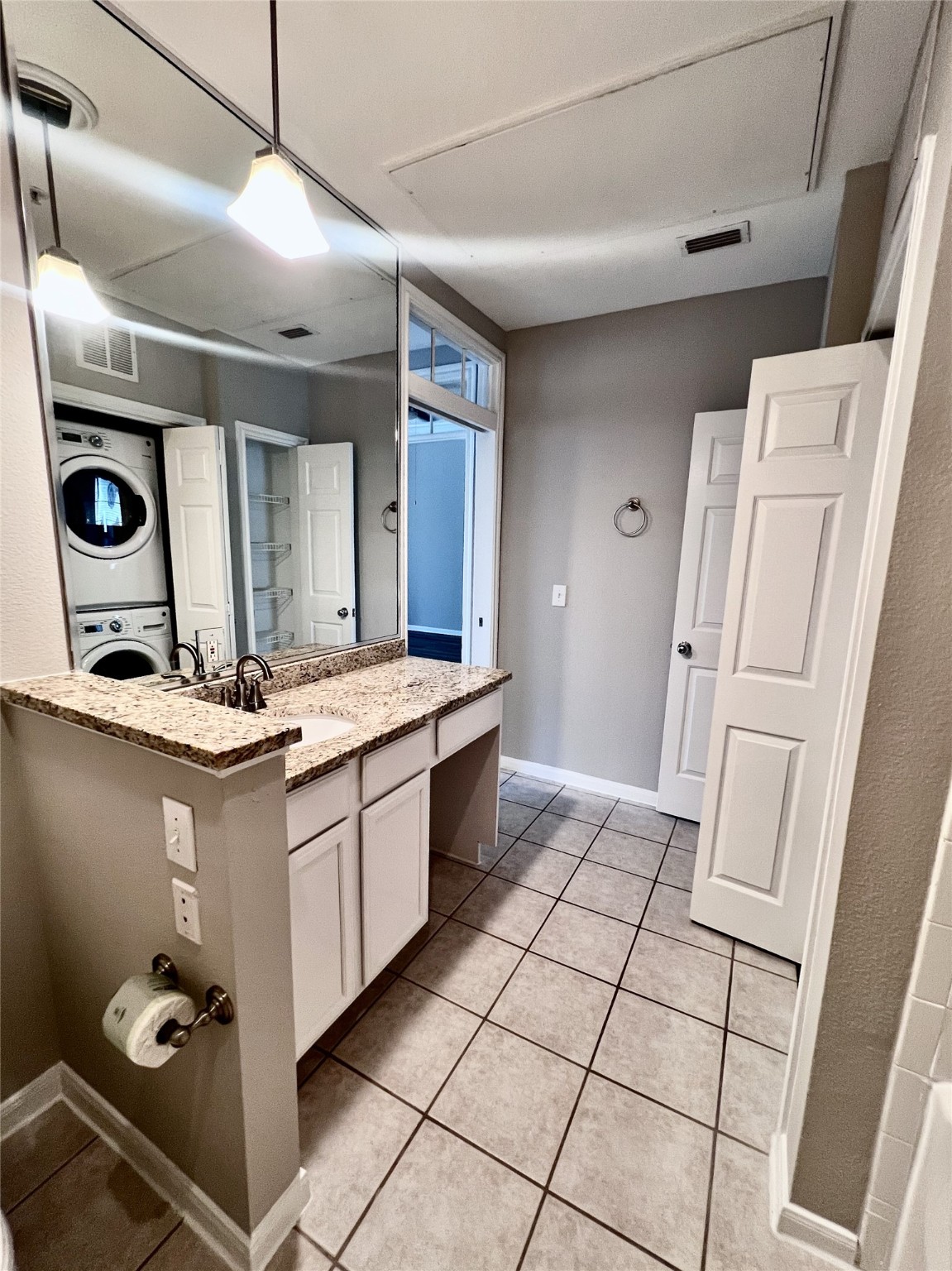 5353 Memorial Drive, Unit 1017 Houston, TX 77007 - Photo 5 of 23 a bathroom with a sink a toilet and a mirror