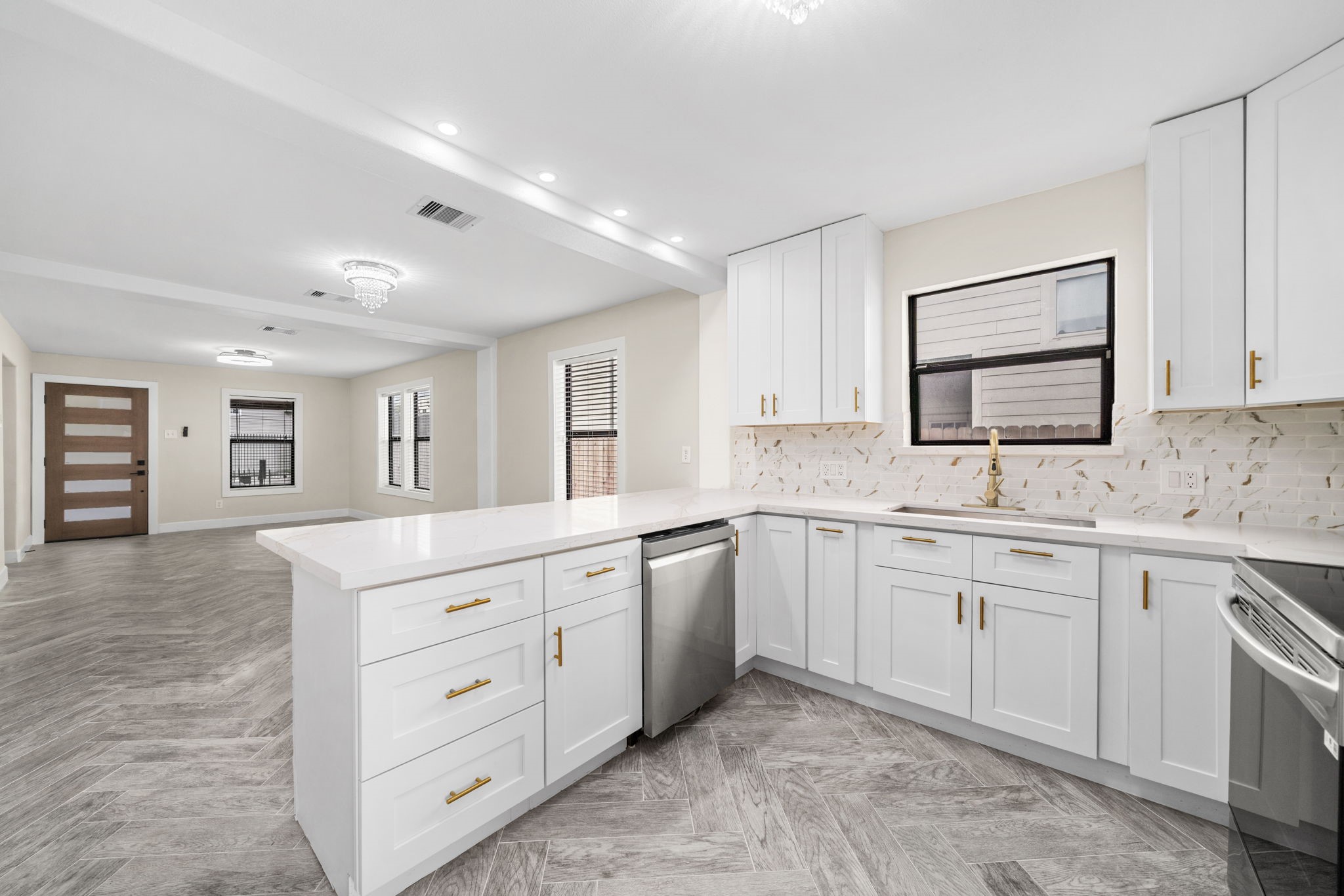 803 East 29th Street Houston, TX 77009 - Photo 13 of 28 a spacious bathroom with a granite countertop sink a mirror and a