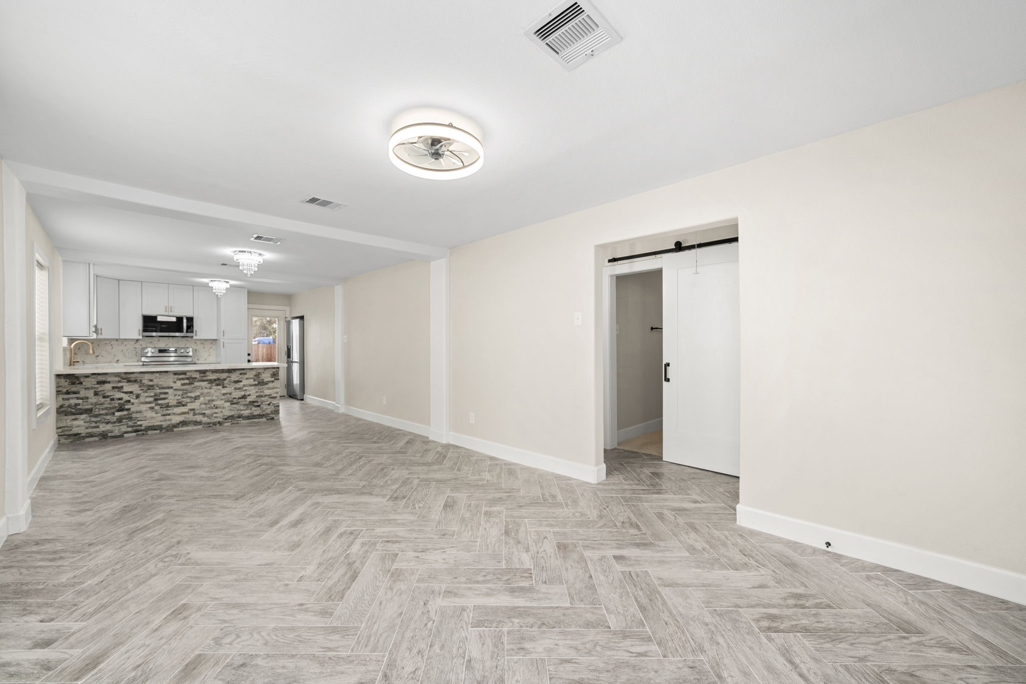 803 East 29th Street Houston, TX 77009 - Photo 14 of 28 an empty room with a cabinet and mirrors