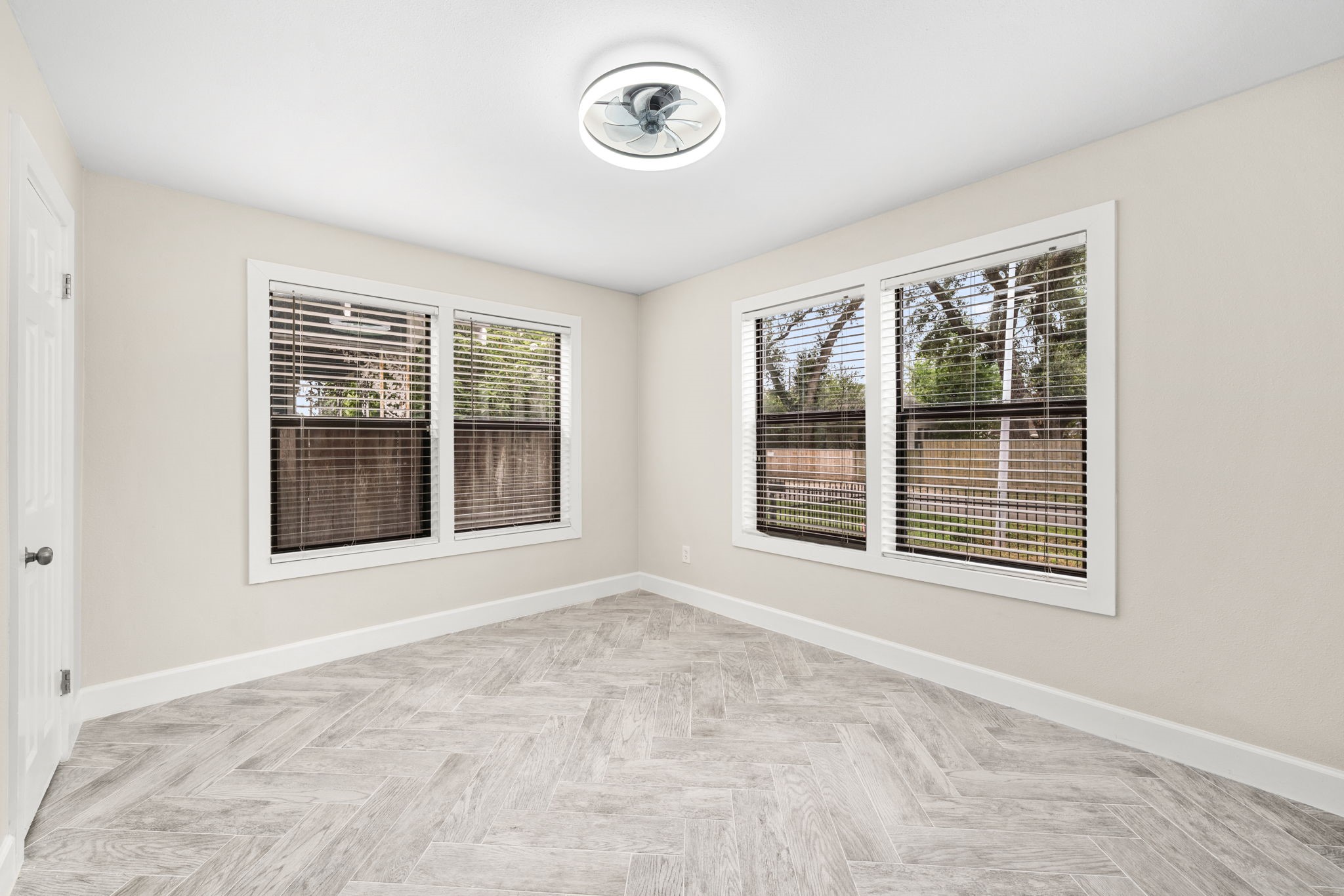 803 East 29th Street Houston, TX 77009 - Photo 16 of 28 a view of an empty room with a window