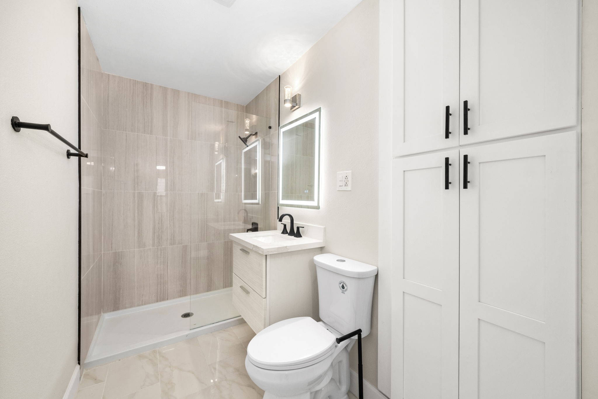 803 East 29th Street Houston, TX 77009 - Photo 17 of 28 a bathroom with a toilet a sink and shower