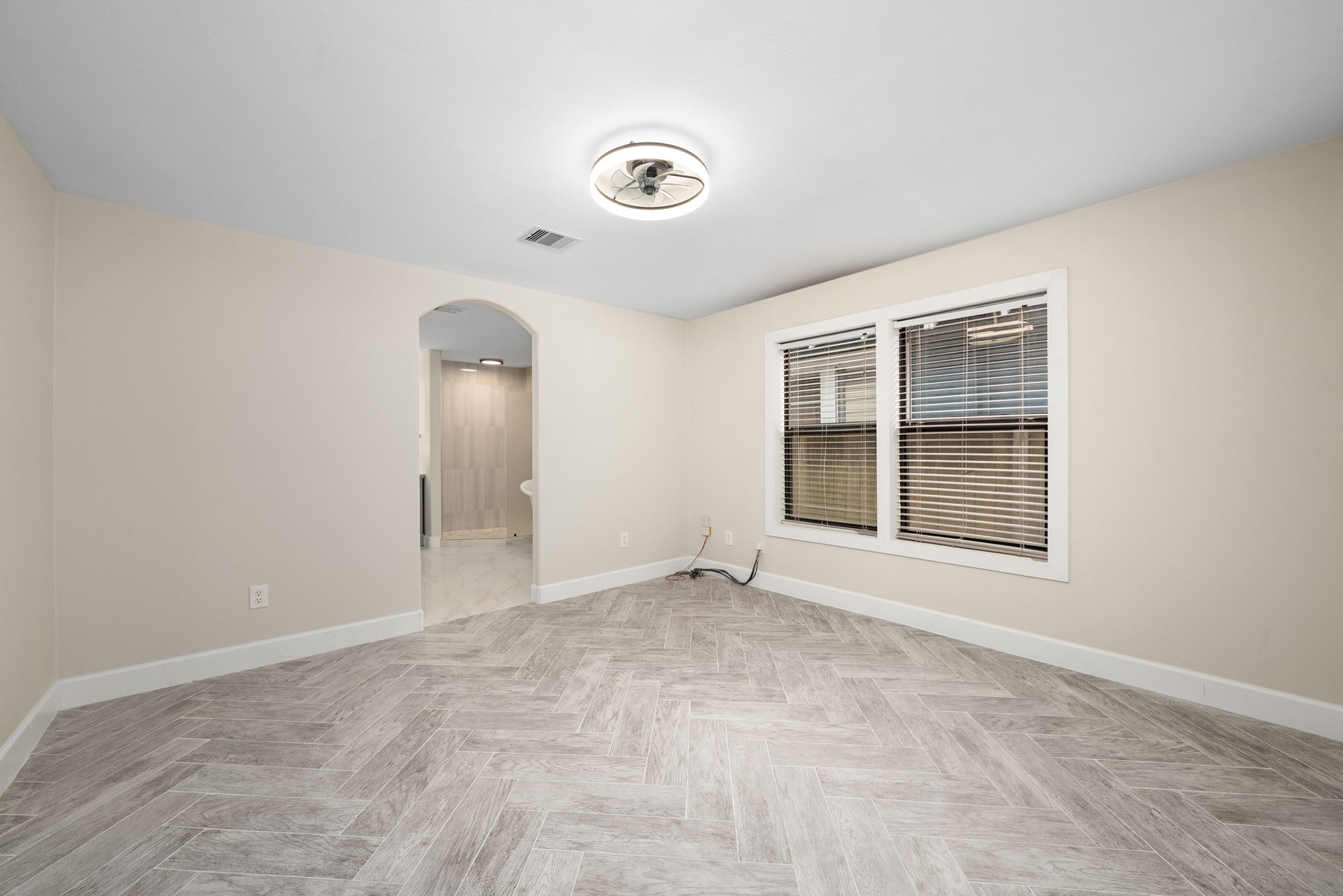 803 East 29th Street Houston, TX 77009 - Photo 18 of 28 an empty room with windows and closet