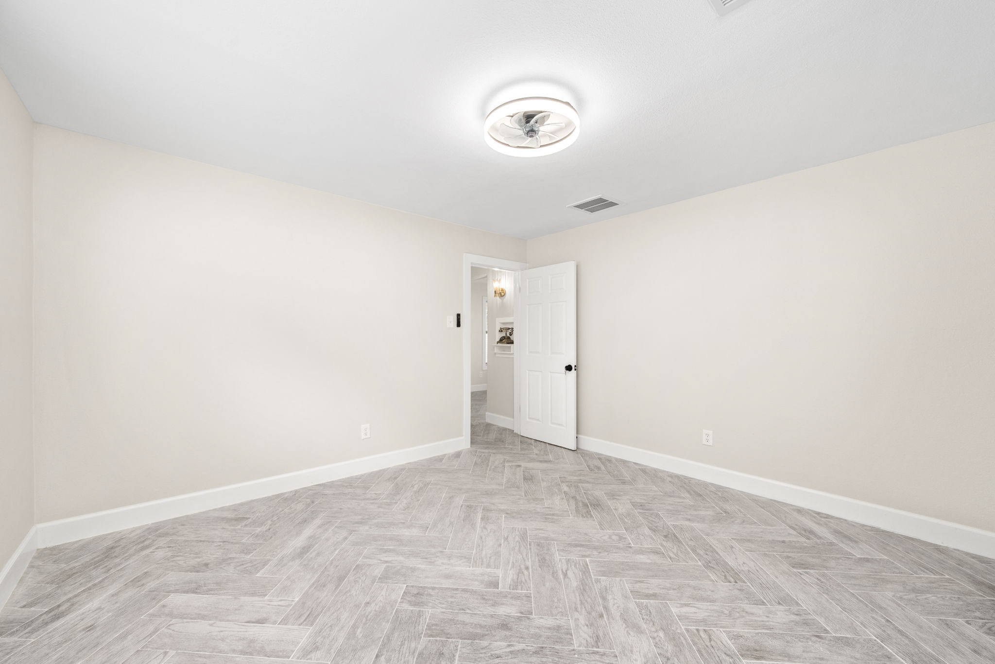 803 East 29th Street Houston, TX 77009 - Photo 19 of 28 a view of an empty room