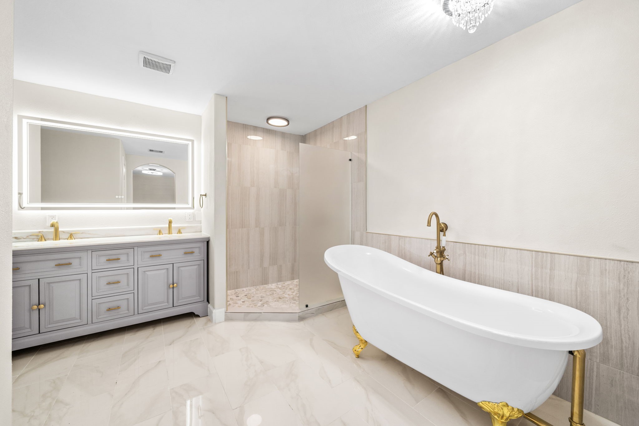 803 East 29th Street Houston, TX 77009 - Photo 20 of 28 a spacious bathroom with a double vanity sink a mirror and a bathtub