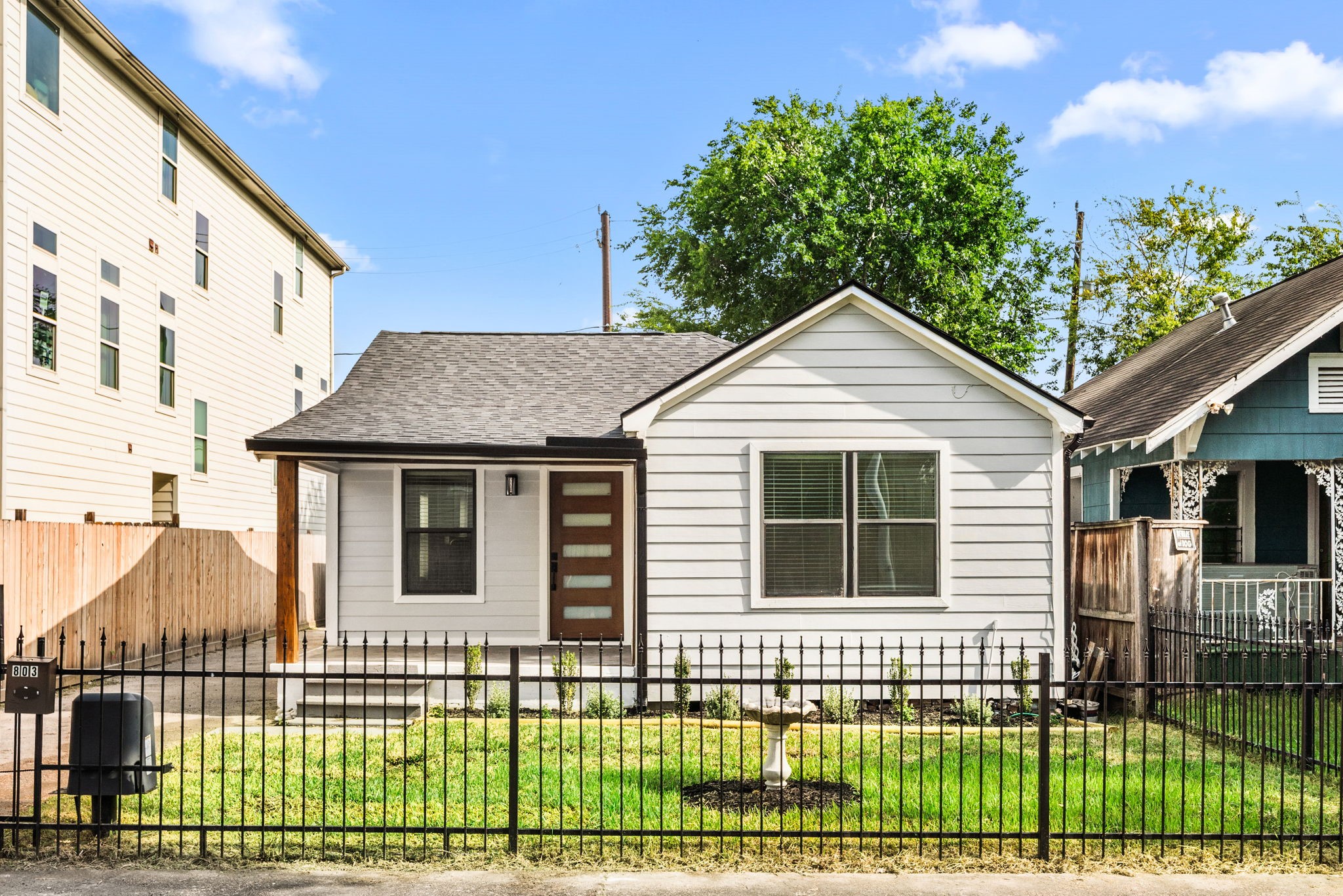 803 East 29th Street Houston, TX 77009 - Photo 2 of 28 a front view of a house with a garden