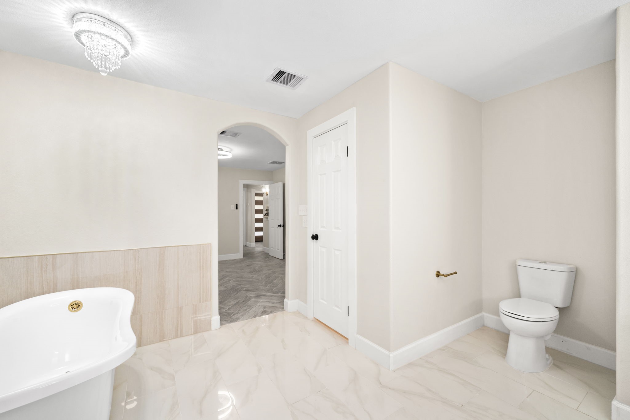 803 East 29th Street Houston, TX 77009 - Photo 22 of 28 a bathroom with a bathtub and a toilet