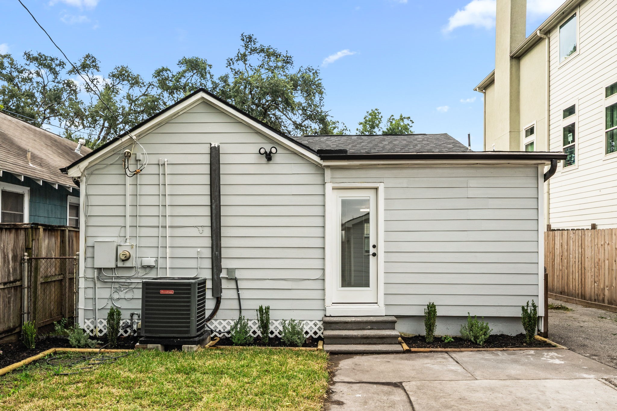 803 East 29th Street Houston, TX 77009 - Photo 24 of 28 a view of a house with a yard