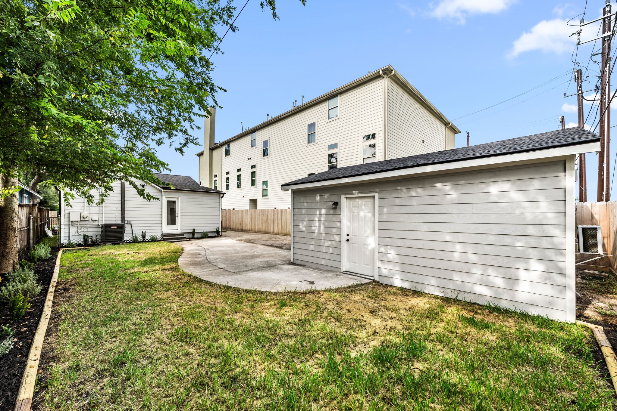 803 East 29th Street Houston, TX 77009 - Photo 26 of 28 a view of a house with a yard