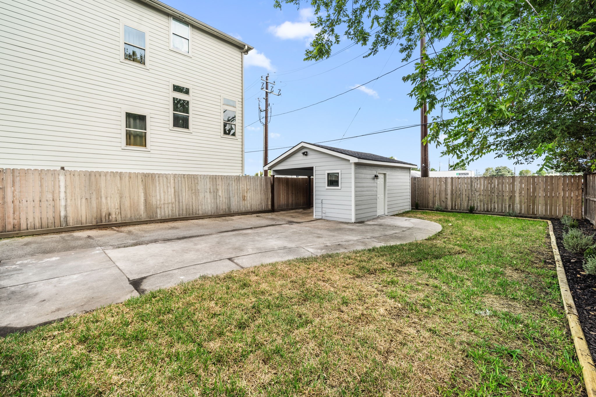 803 East 29th Street Houston, TX 77009 - Photo 28 of 28 a front view of a house with a yard