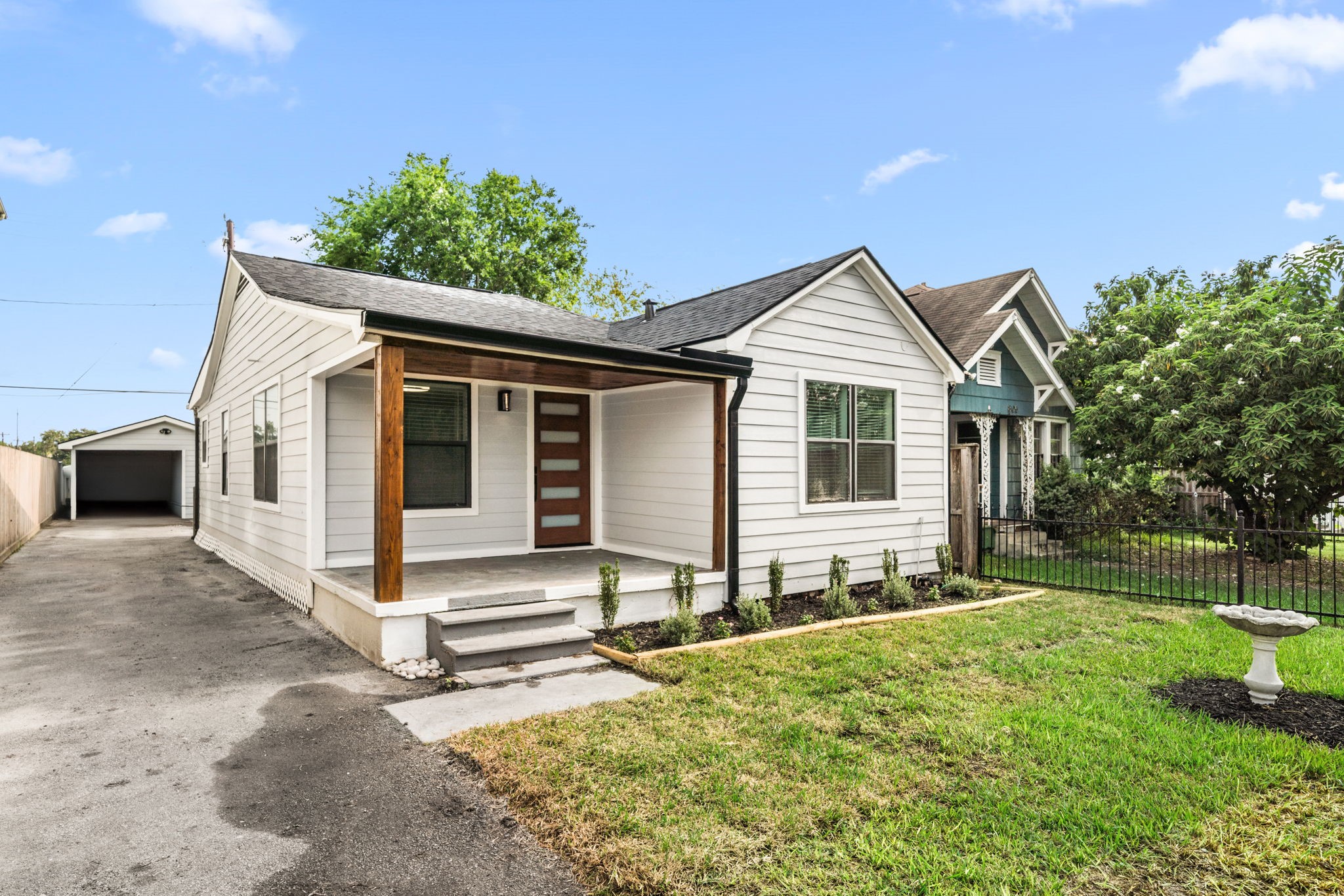 803 East 29th Street Houston, TX 77009 - Photo 3 of 28 a front view of a house with a yard