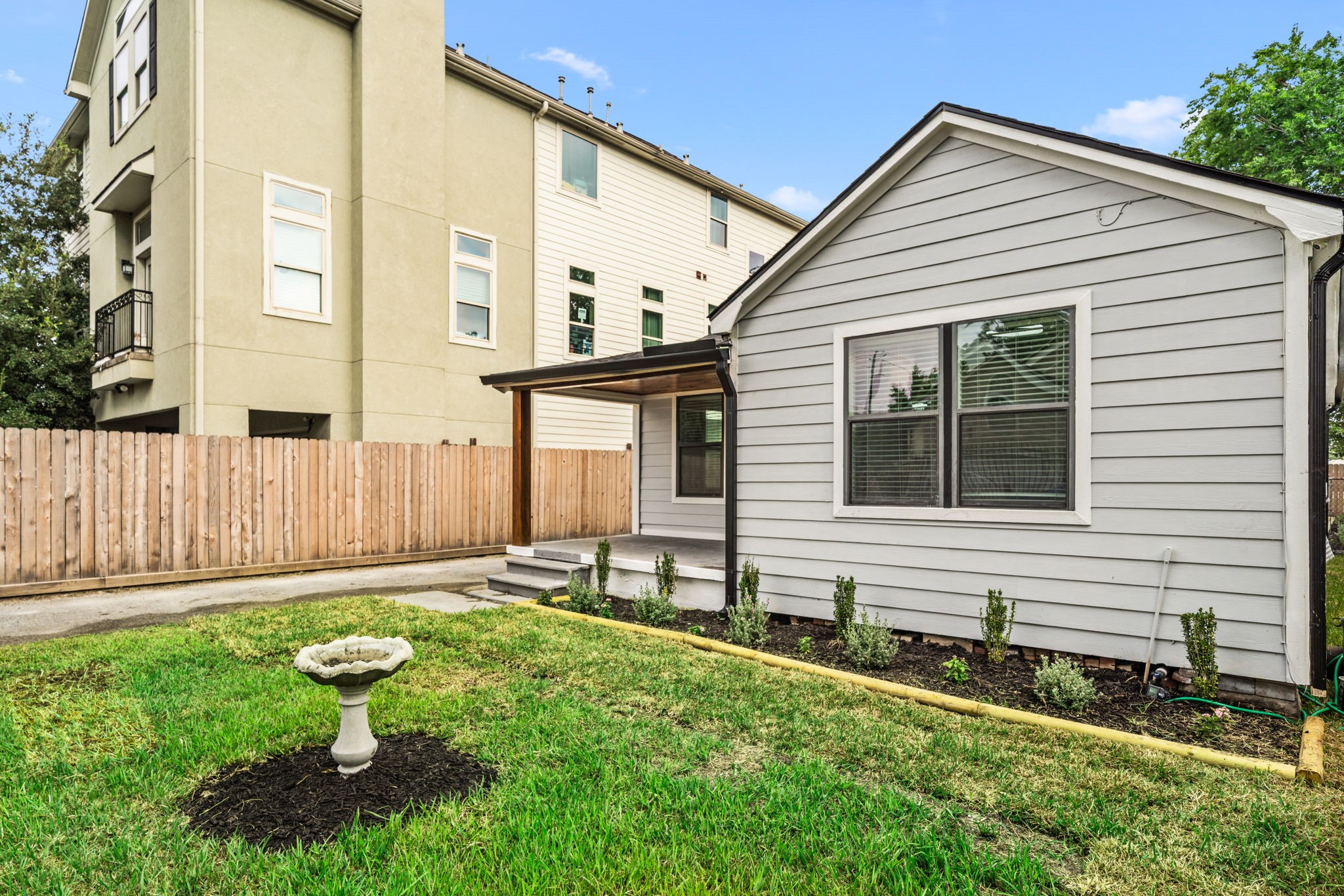 803 East 29th Street Houston, TX 77009 - Photo 4 of 28 a view of a house with backyard