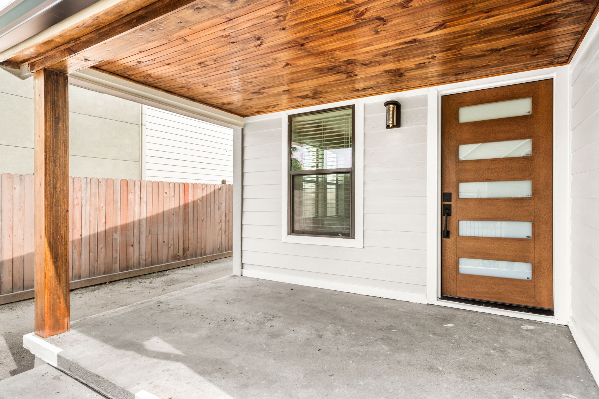 803 East 29th Street Houston, TX 77009 - Photo 5 of 28 a view of a porch with a table and chairs