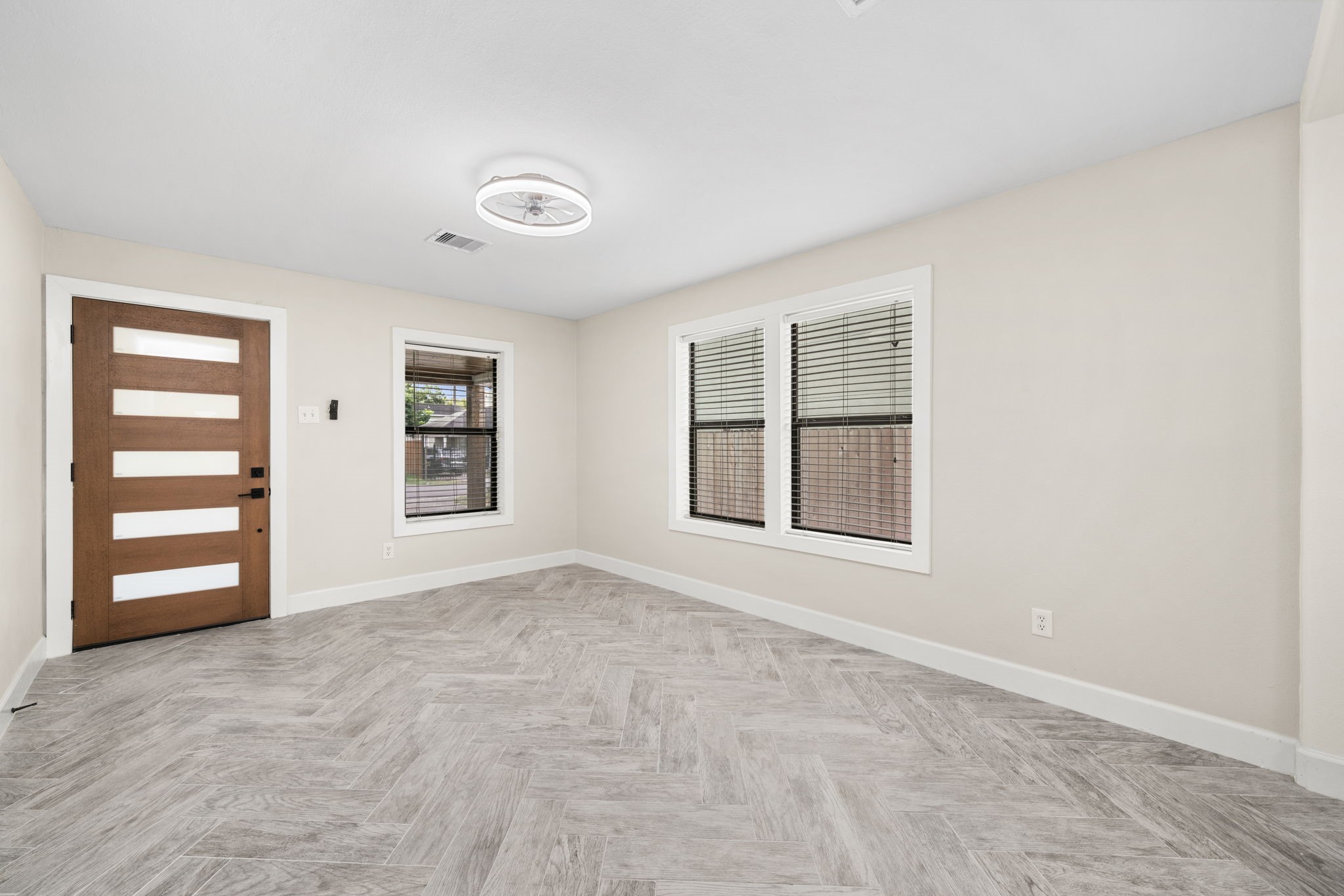 803 East 29th Street Houston, TX 77009 - Photo 6 of 28 an empty room with windows and closet