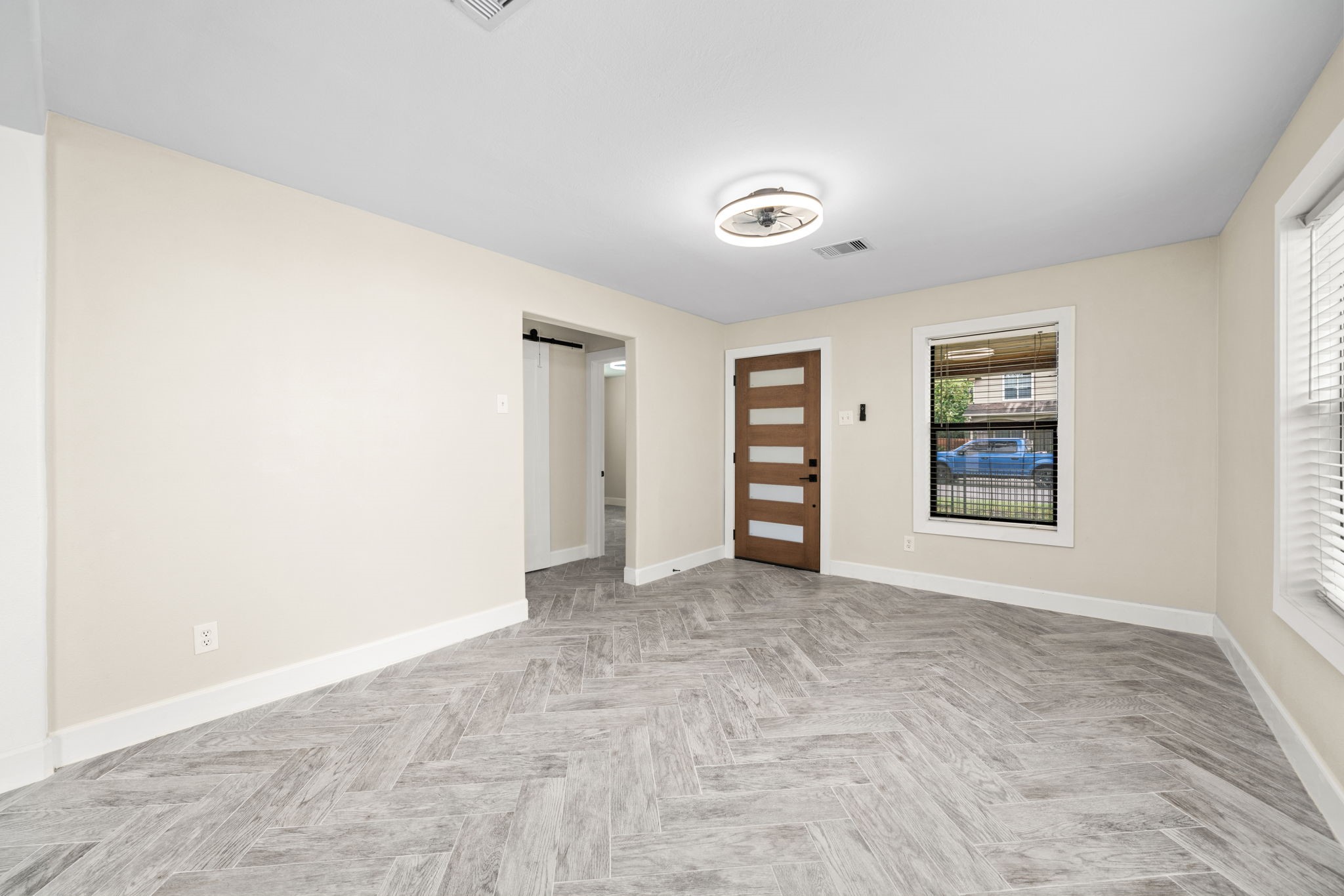 803 East 29th Street Houston, TX 77009 - Photo 7 of 28 an empty room with closet and bathroom