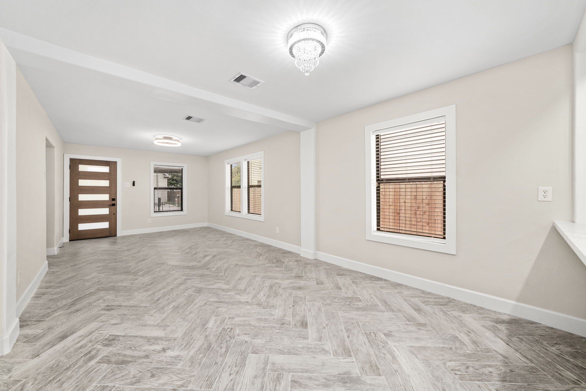 803 East 29th Street Houston, TX 77009 - Photo 8 of 28 a view of an empty room with a window