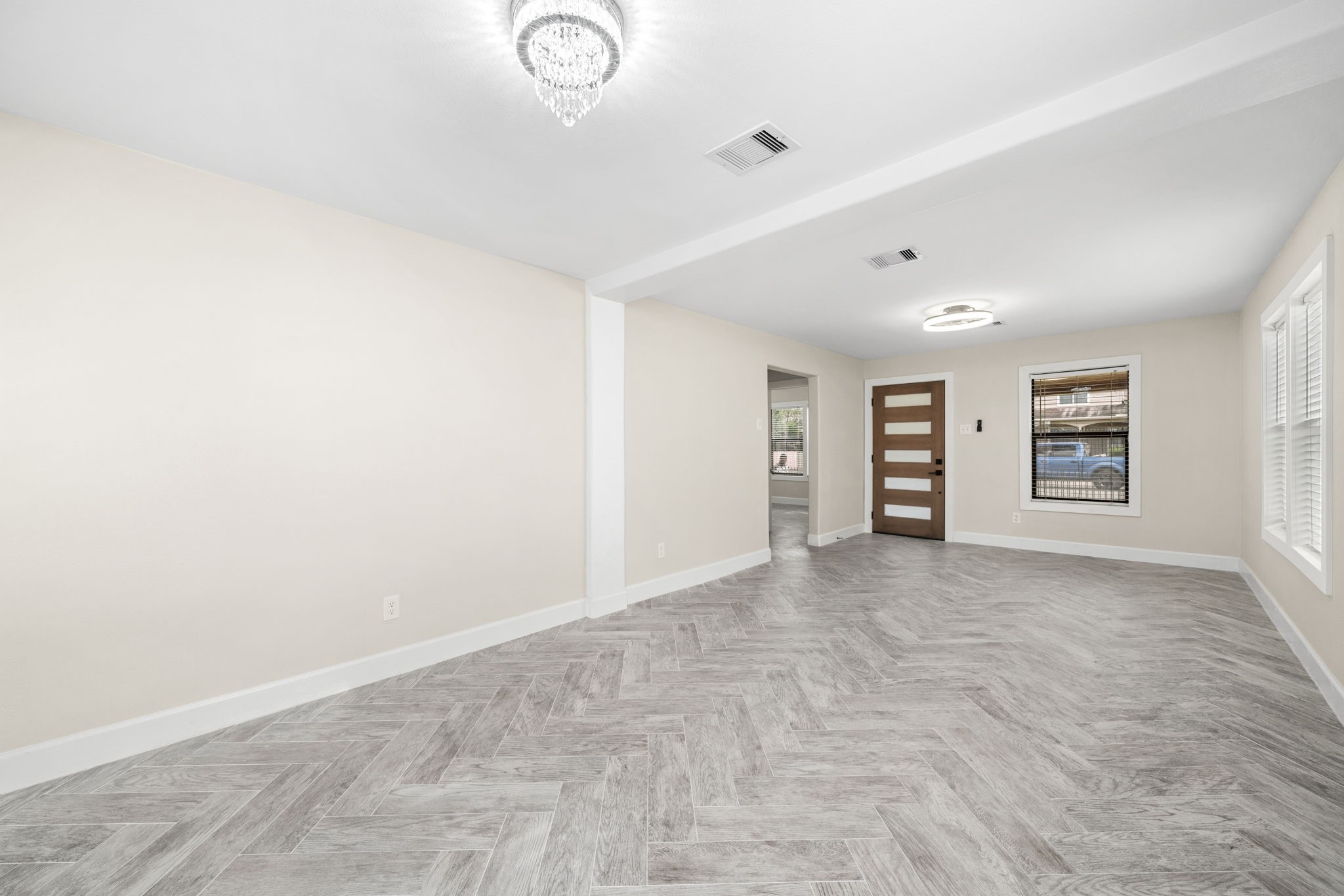 803 East 29th Street Houston, TX 77009 - Photo 9 of 28 an empty room with windows and closet