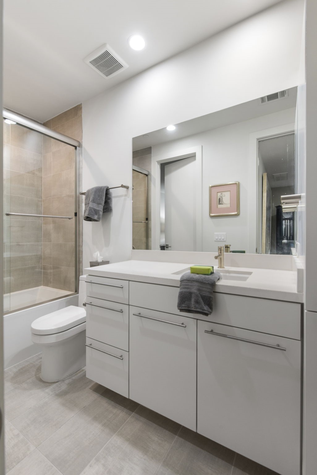 205 Portland Street Houston, TX 77006 - Photo 30 of 36 a bathroom with a toilet sink and shower
