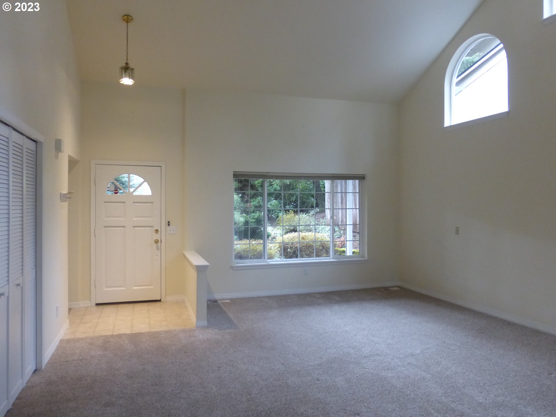 846 Brookside Drive Eugene, OR 97405 - Photo 5 of 28 Living Room