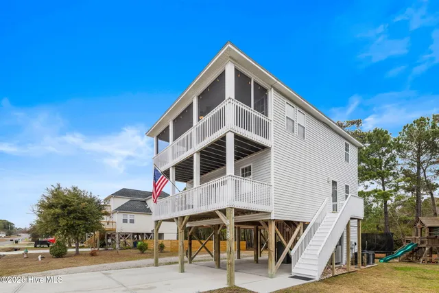 $655,000 | 813 Driftwood Drive, Hampstead, NC 28443