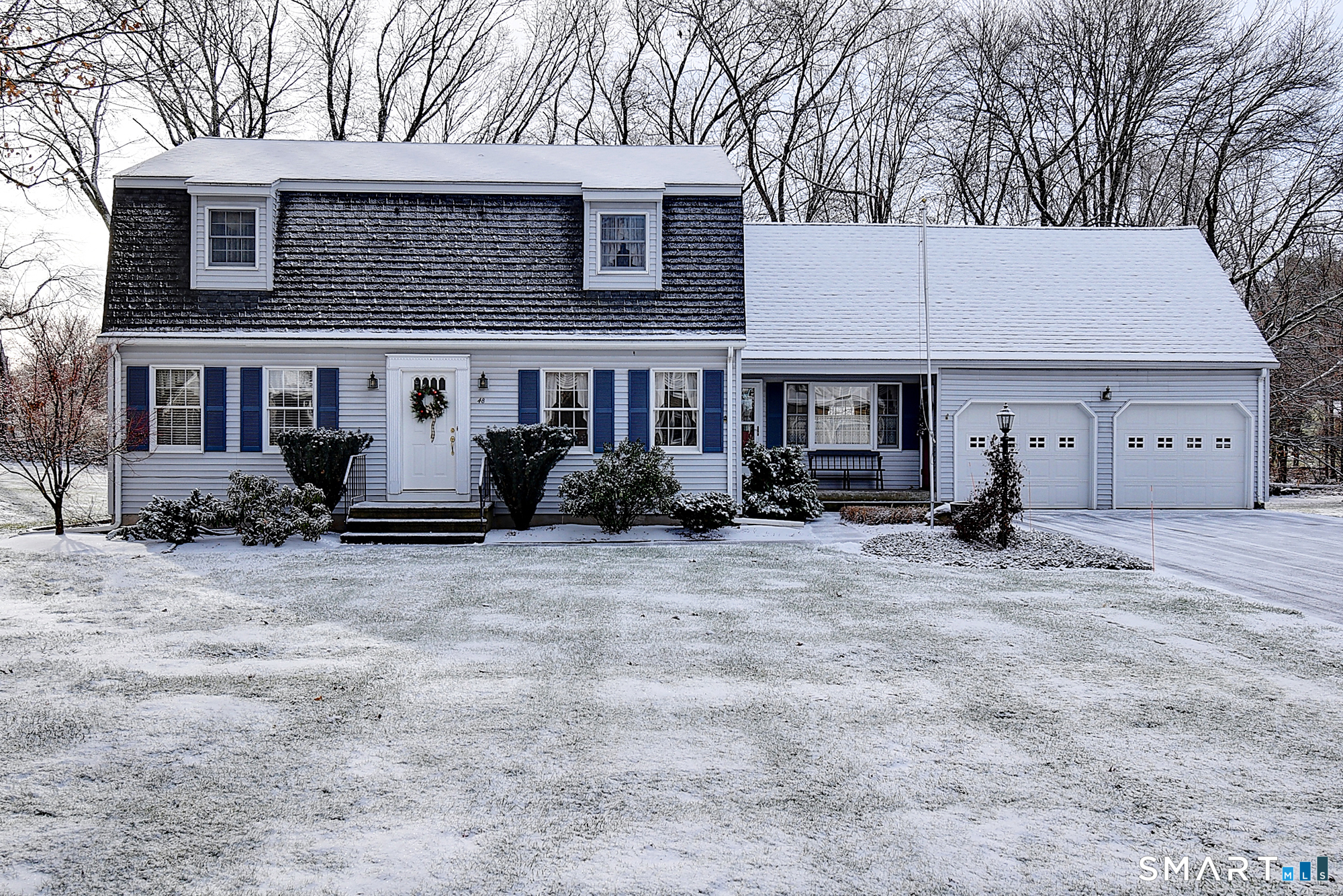 a view of a house with backyard