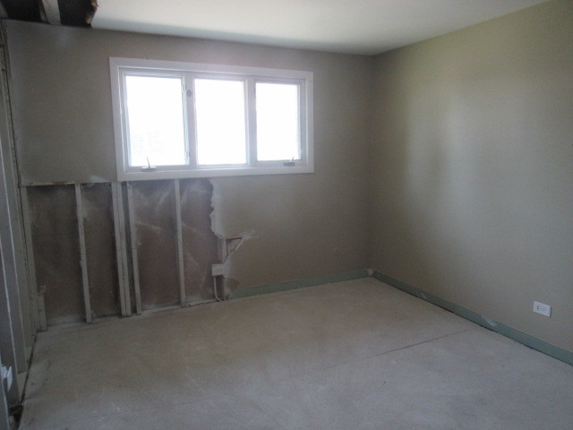 10429 Austin Avenue, Unit A Oak Lawn, IL 60453 - Photo 14 of 16 an empty room with a window