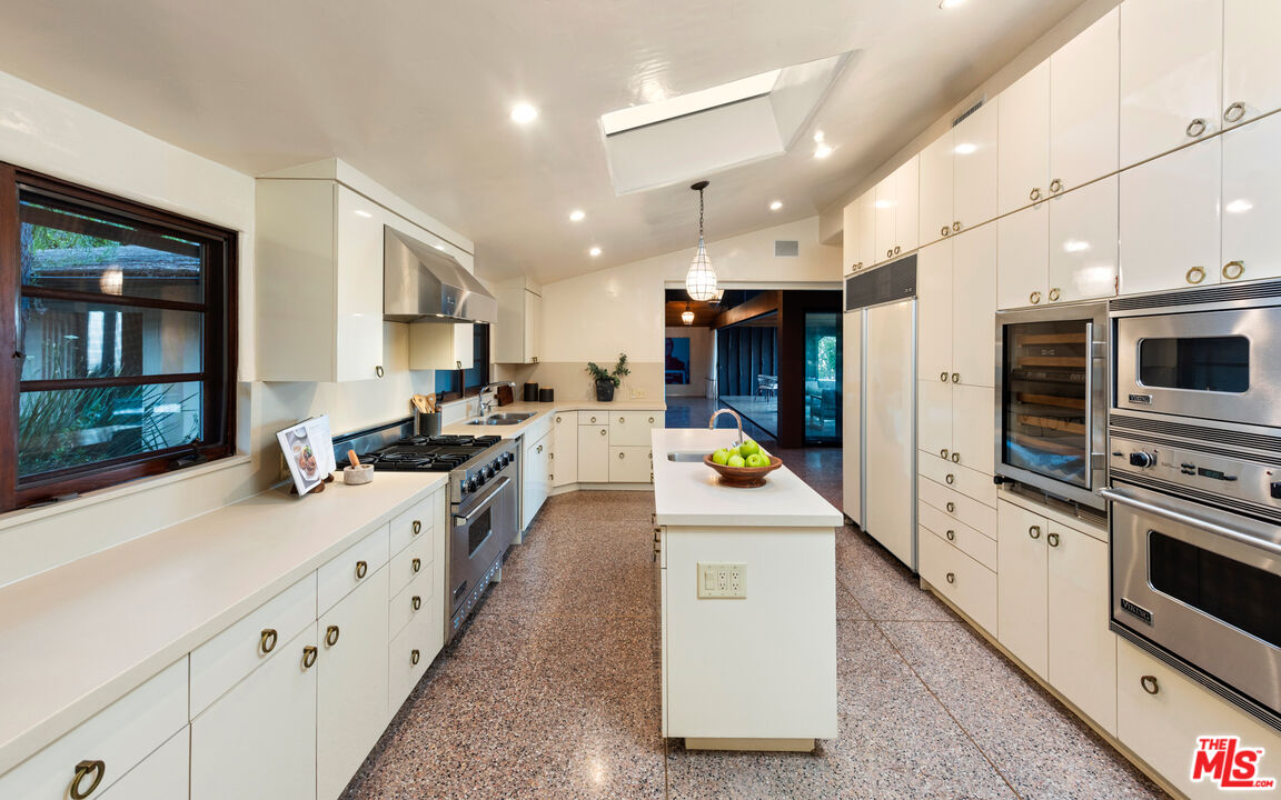 1805 Westridge Road Los Angeles, CA 90049 - Photo 11 of 24