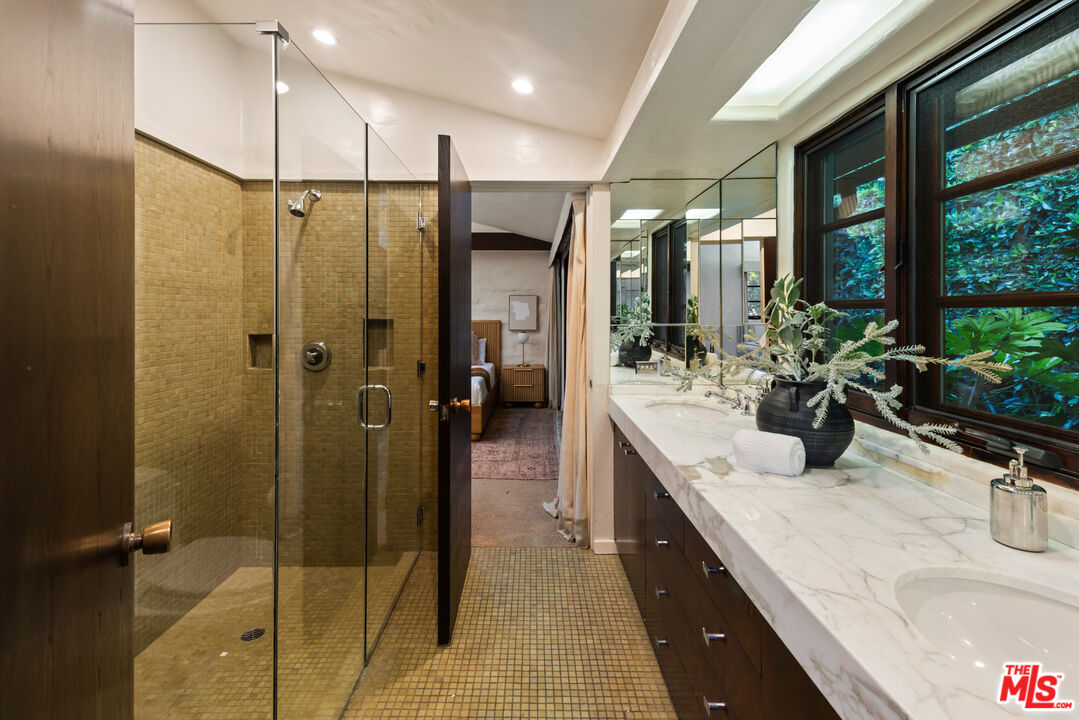 1805 Westridge Road Los Angeles, CA 90049 - Photo 18 of 24