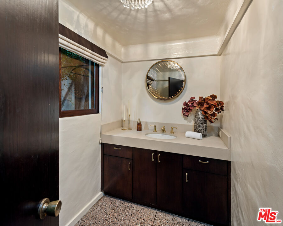 1805 Westridge Road Los Angeles, CA 90049 - Photo 20 of 24