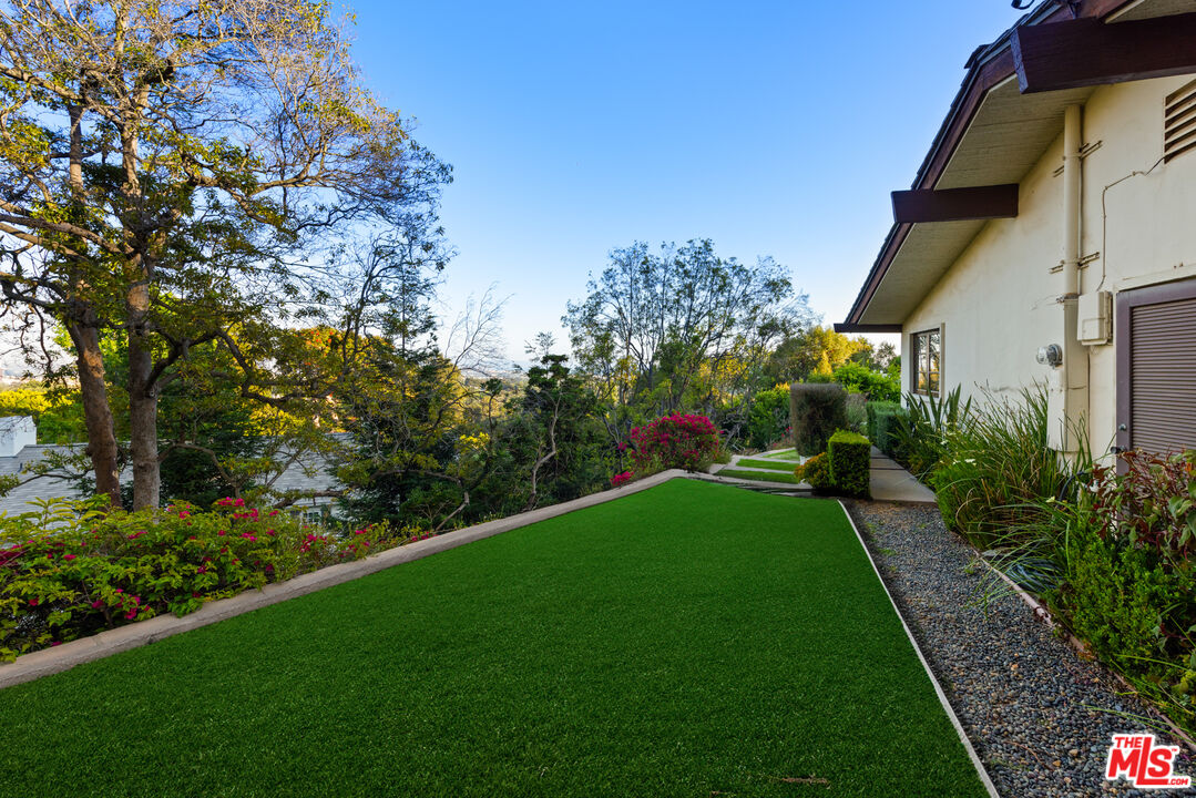 1805 Westridge Road Los Angeles, CA 90049 - Photo 23 of 24