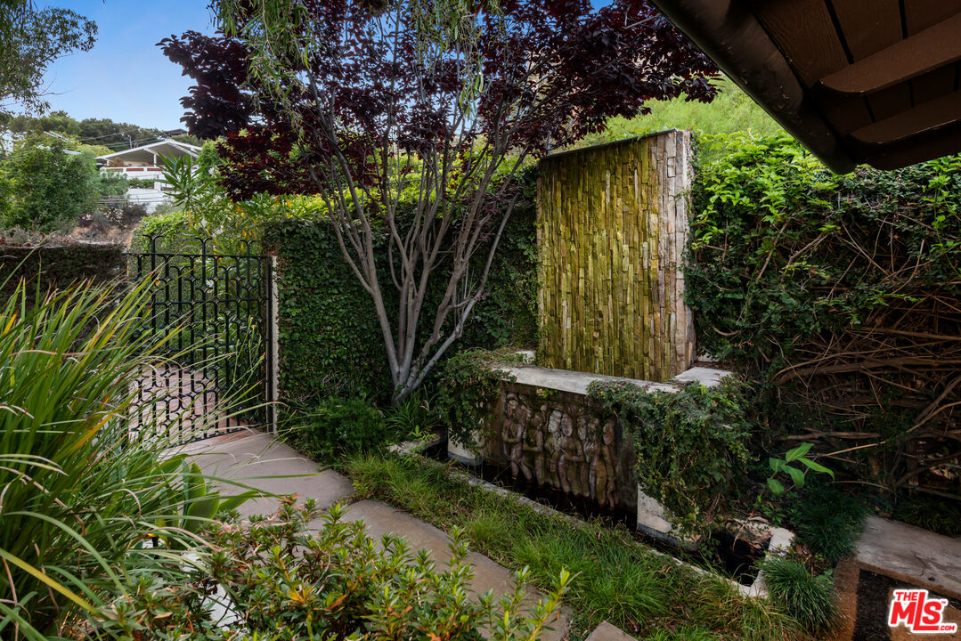 1805 Westridge Road Los Angeles, CA 90049 - Photo 3 of 24