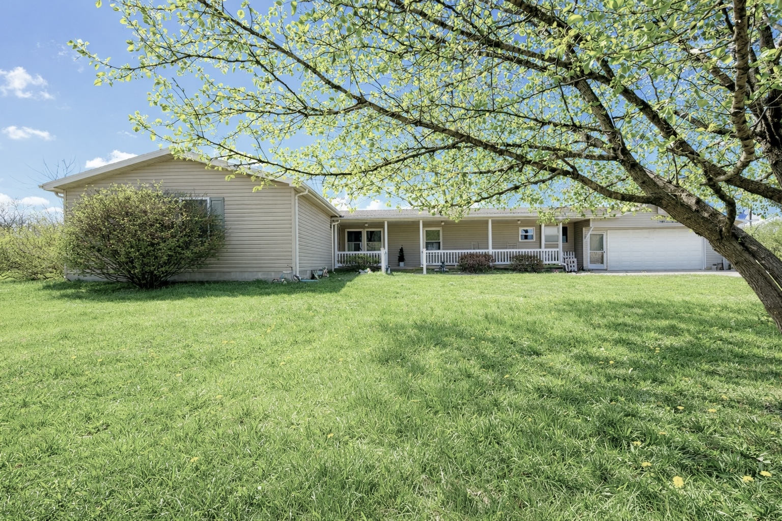 a view of a house with a yard
