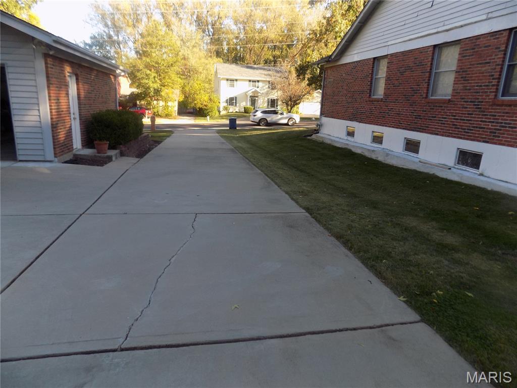 1275 White Road Chesterfield, MO 63017 - Photo 31 of 33