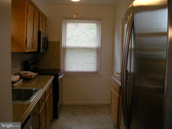6008 Jamestown Road Hyattsville, MD 20782 - Photo 17 of 19 Kitchen