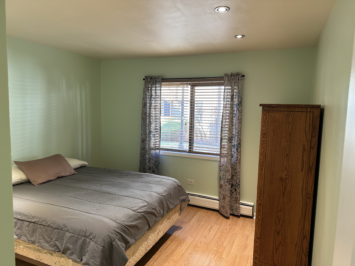 5155 North East River Road, Unit 116E Chicago, IL 60656 - Photo 6 of 10 a bedroom with a bed and a window