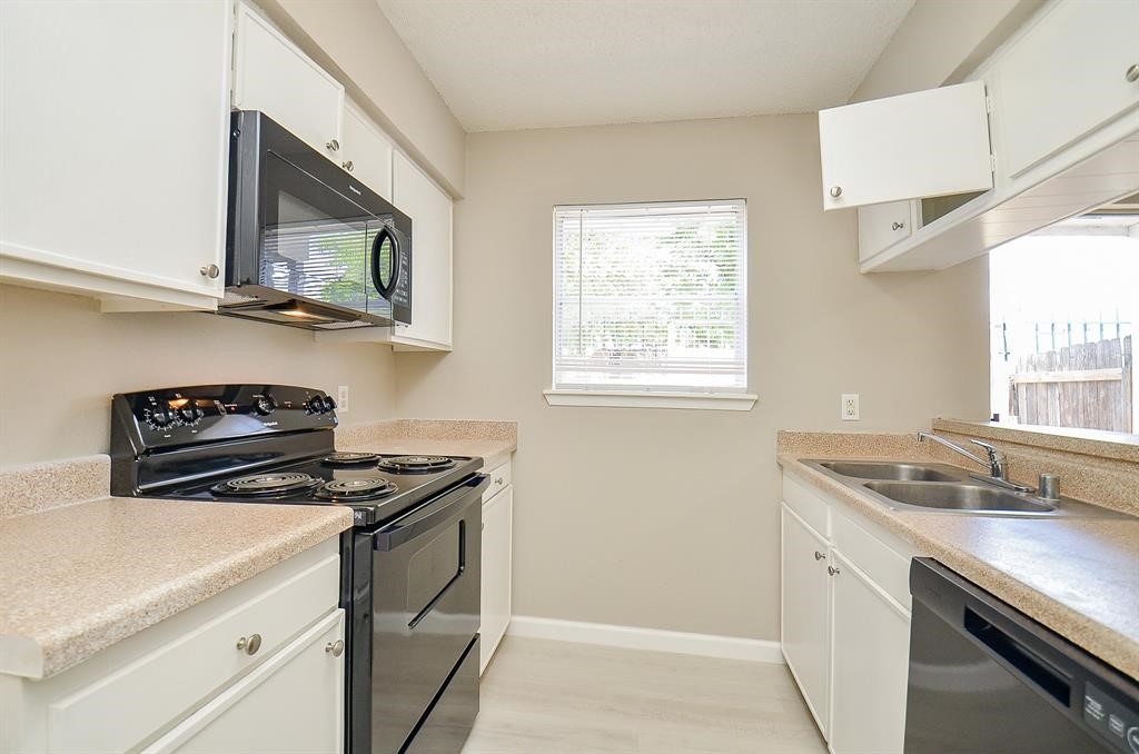 1950 Spenwick Drive, Unit 302 Houston, TX 77055 - Photo 5 of 15