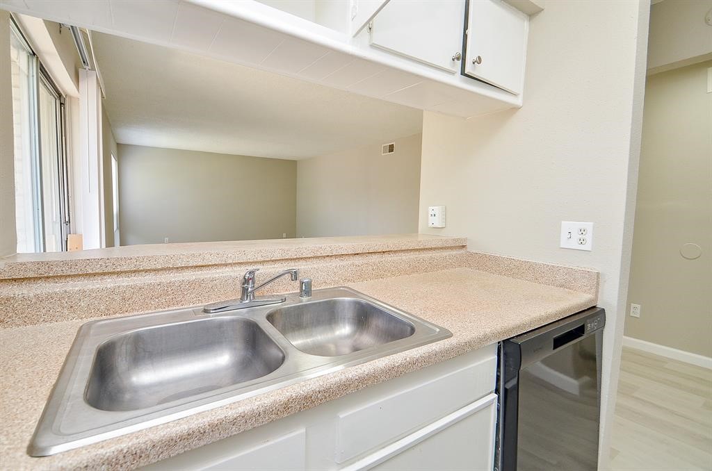 1950 Spenwick Drive, Unit 302 Houston, TX 77055 - Photo 6 of 15